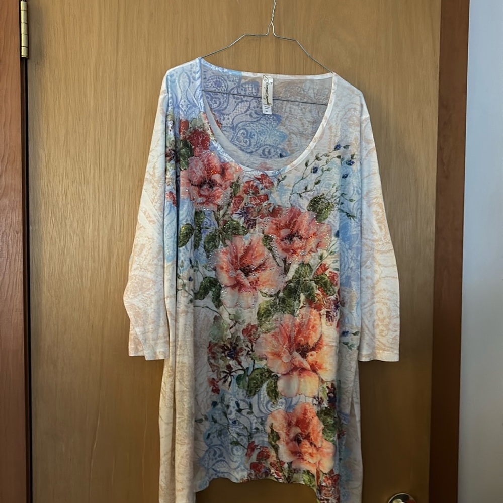 Decorated Originals floral top Sz 2XL